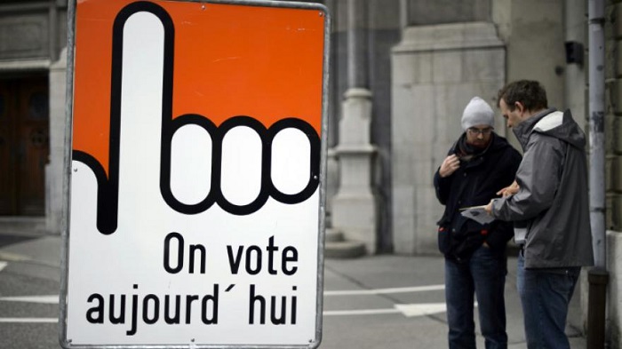 Les Suisses votent pour ou contre l`expulsion de criminels étrangers
